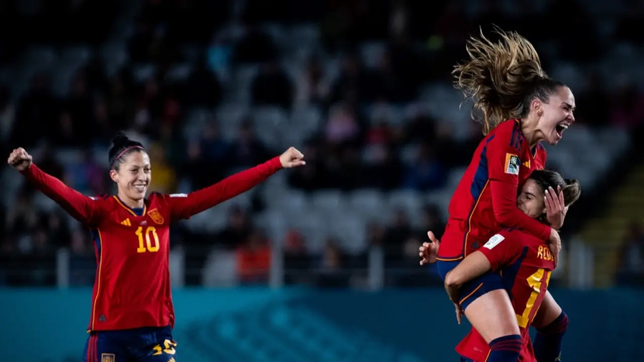 La Roja femenina celebra su pase a los octavos de final. @SEFutbolFem