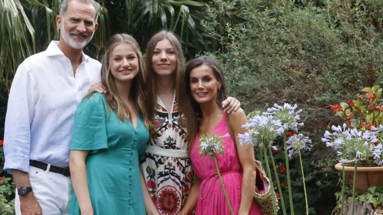 Felipe VI junto a la princesa Leonor, la Infanta Sof&iacute;a y la reina Letizia. / @casareal.