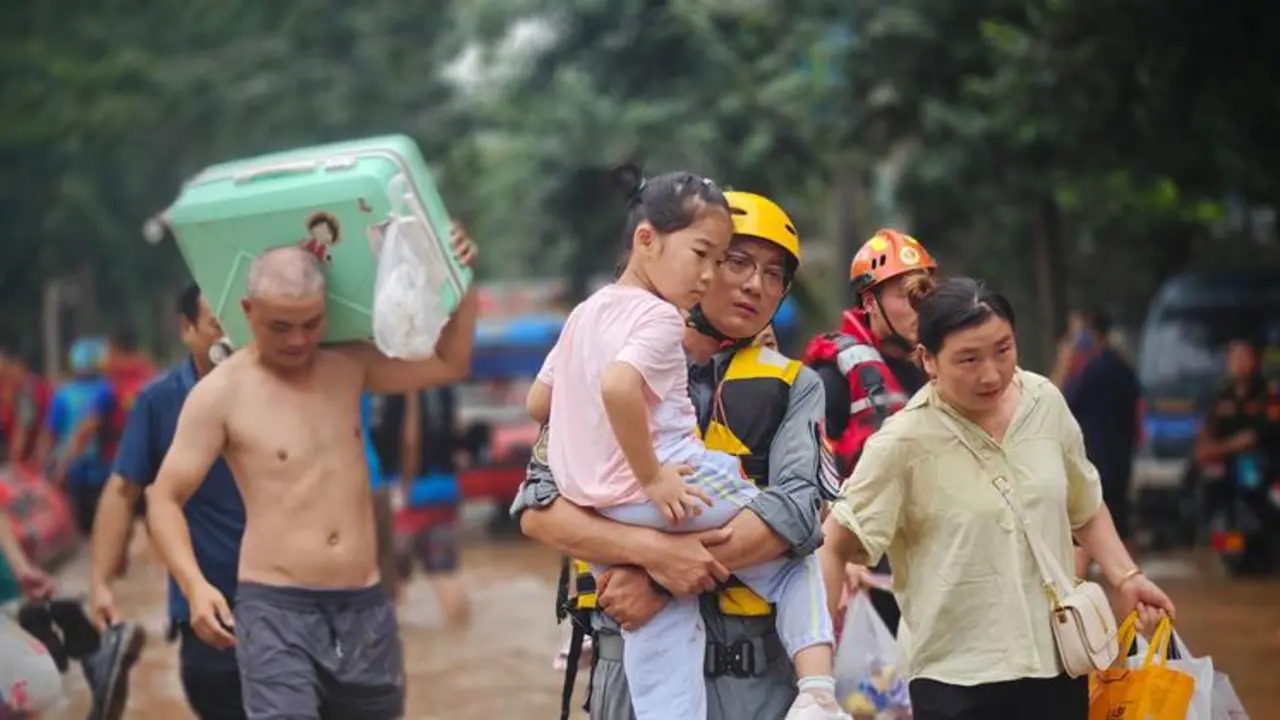 Un equipo de rescate civil evac&uacute;a a la poblaci&oacute;n durante las inundaciones en Zhuozhou, en la provincia de Hebei, China. / The Paper/Shi Hanwei.