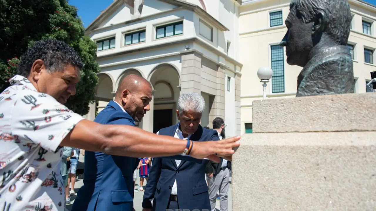 Donato, Mauro Silva y Bebeto ante el monumento a Arsenio Iglesias. / RCD