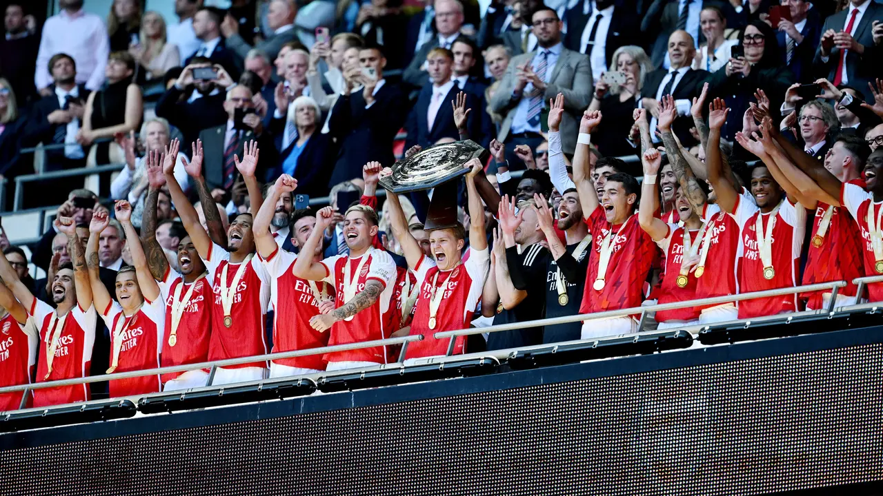 Jugadores del Arsenal levantan la Community Shield. / @EmiratesFACup