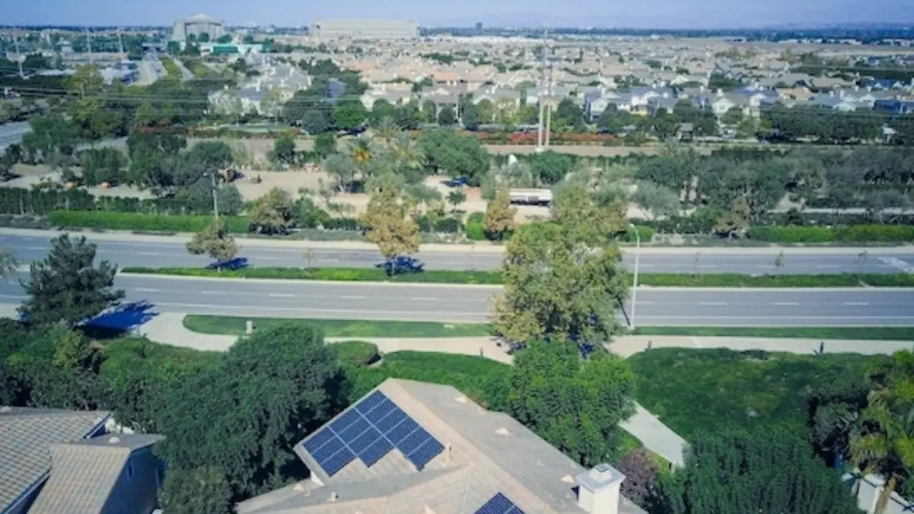 Casas con placas solares.