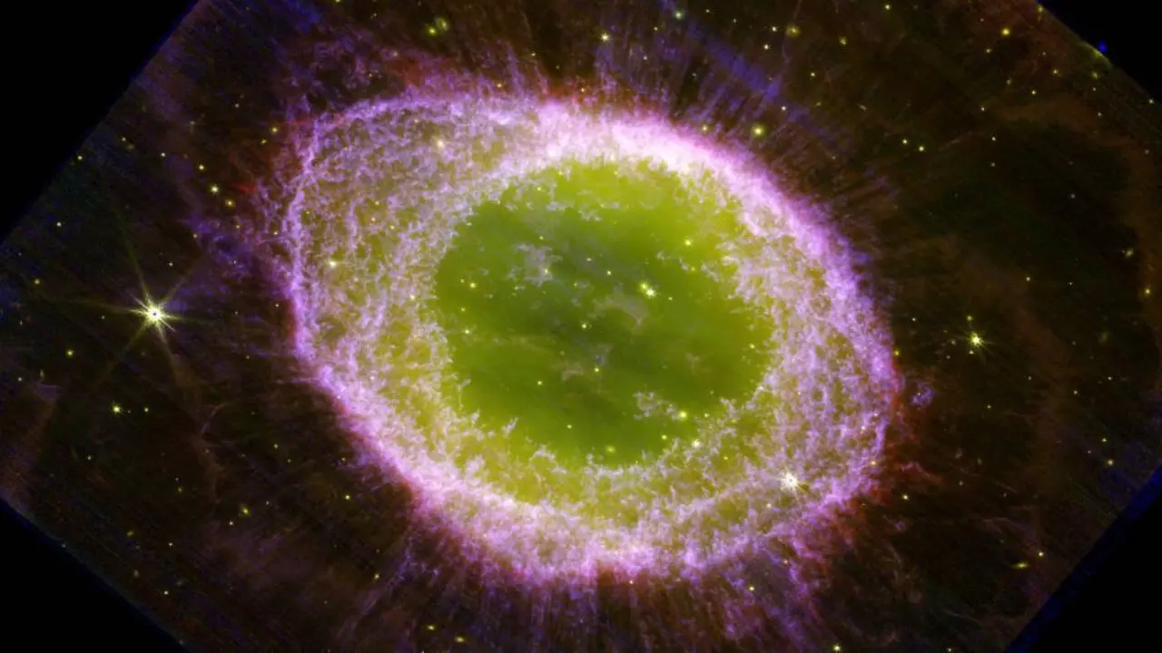 Nebulosa del Anillo obtenida con el instrumento NIRcam del telescopio espacial James Webb. / NASA