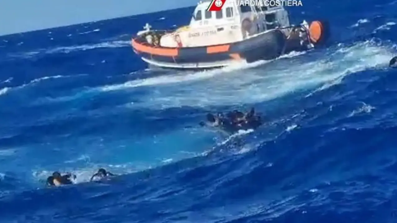 Rescate de migrantes en aguas del Mediterr&aacute;neo. / Guardia costera.