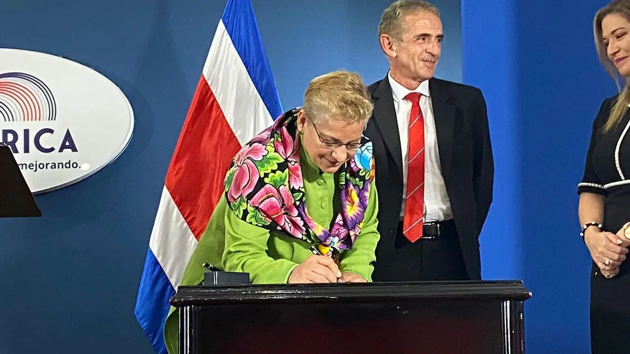 Ministra de Educaci&oacute;n./ RR SS