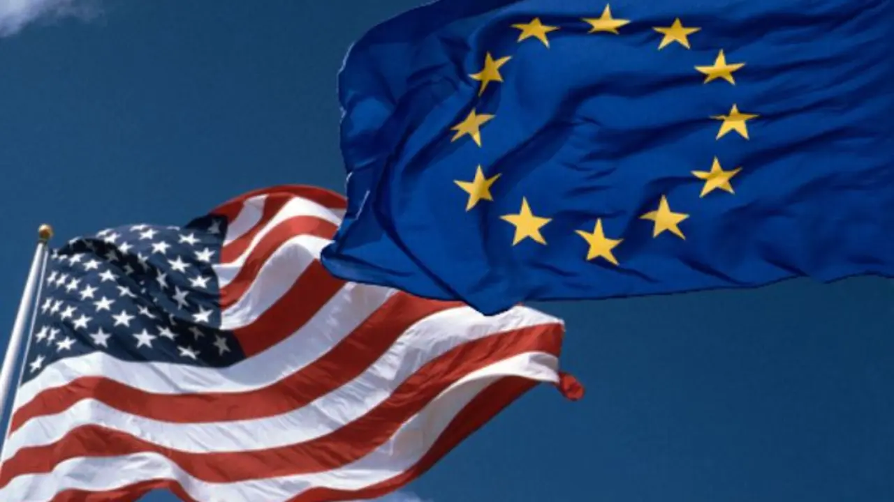 Banderas de EE UU y de la UE. / Autor.