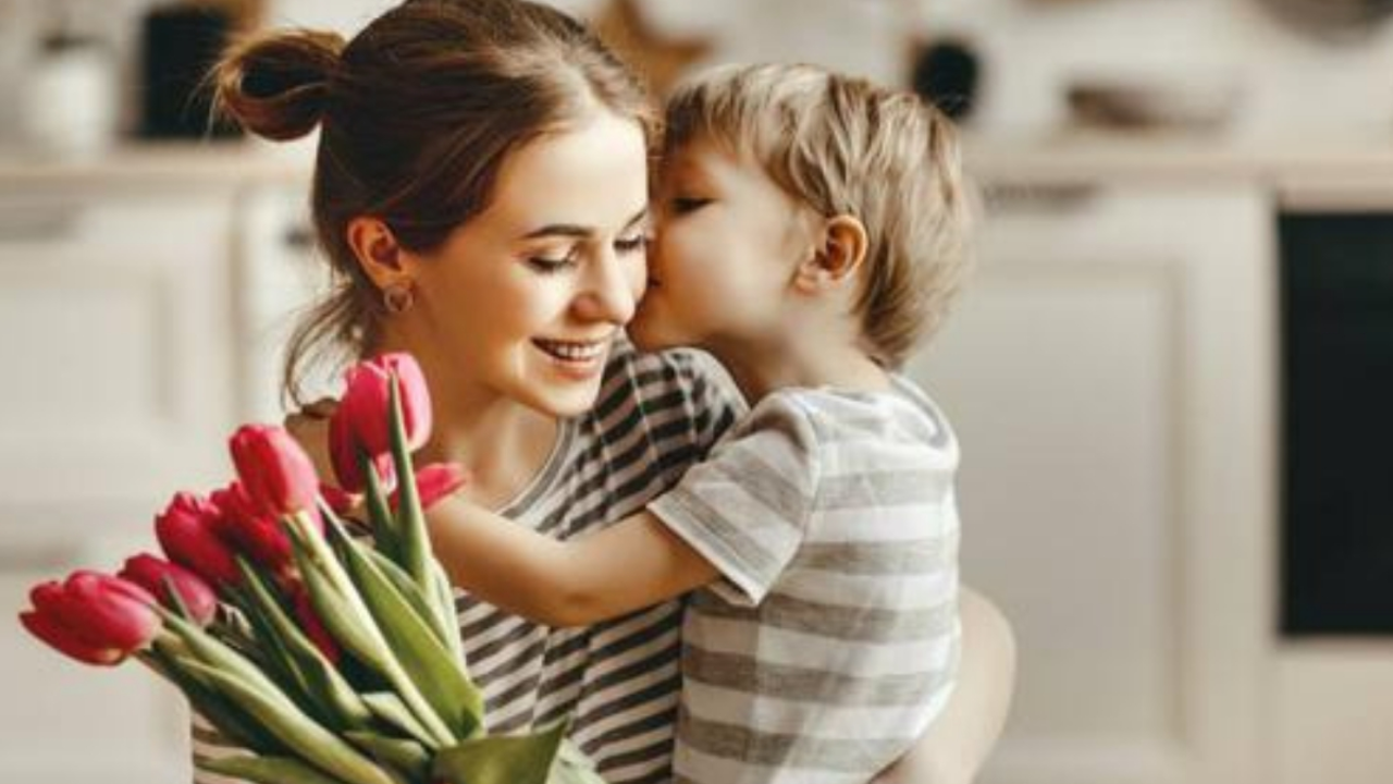 Una madre con su hijo. / RR SS.