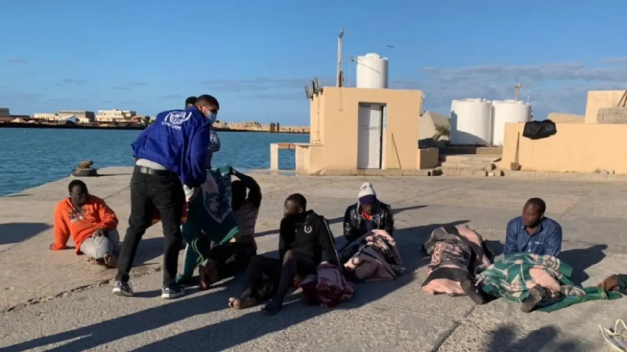 La Organizaci&oacute;n Internacional para las Migraciones (OIM) asiste a migrantes tras un naufragio frente a las costas de Libia en 2021. / Organizaci&oacute;n internacional de migraci&oacute;n