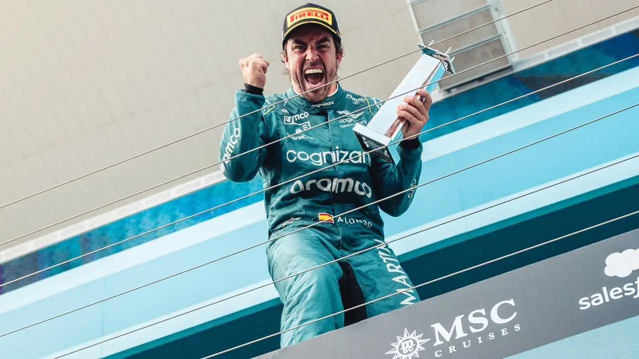 Alonso celebrando uno de los podios de 2023. / @AstonMartinF1