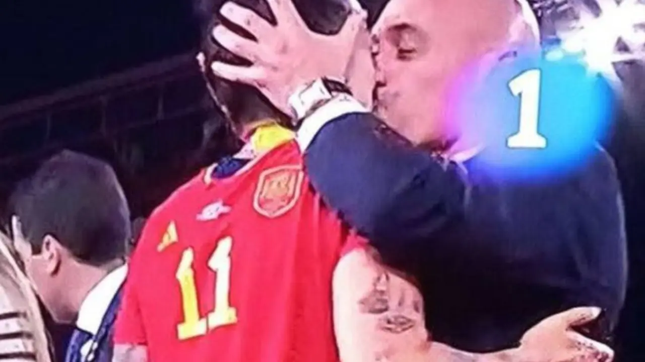 Luis Rubiales, presidente de la Real Federaci&oacute;n Espa&ntilde;ola de F&uacute;tbol, besando a la jugadora Jenni Hermoso. / RR SS.