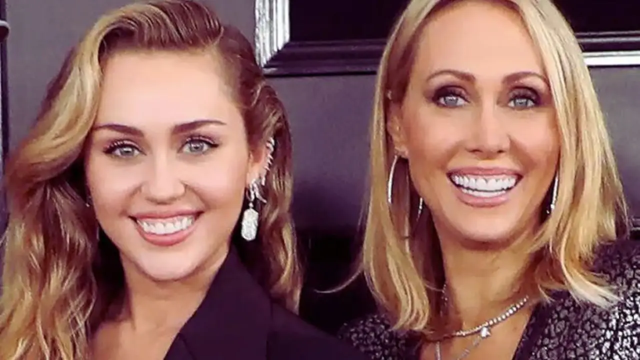 Miley Cyrus, cantante y actriz, junto a su madre Tish Cyrus. / RR SS.