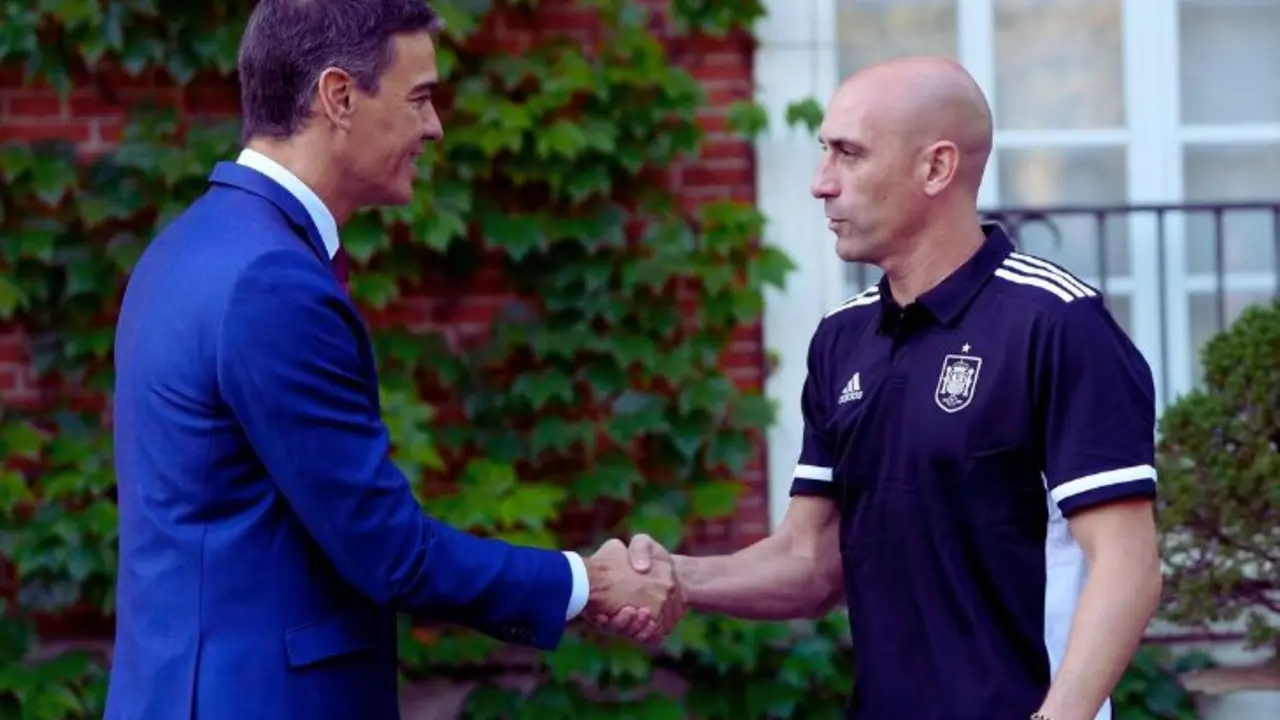 Pedro S&aacute;nchez, presiden en funciones; y Luis Rubiales, presidente de la Real Federaci&oacute;n Espa&ntilde;ola de F&uacute;tbol. / RR SS.