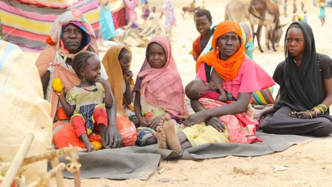 Una familia sudanesa se refugia en un punto de entrada de refugiados cerca de la frontera de Chad con Sud&aacute;n. / PMA.