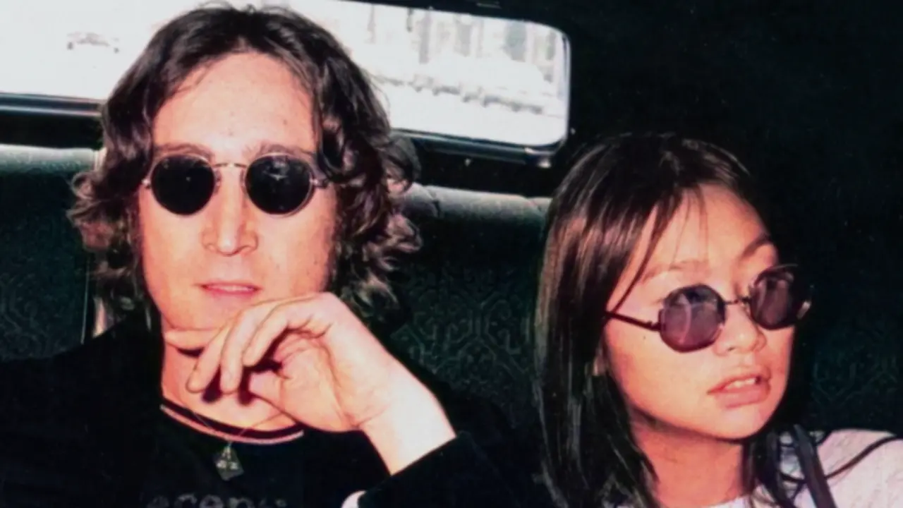John Lennon and May Pang en The Lost Weekend_ A Love Story. / Briarcliff Entertainment