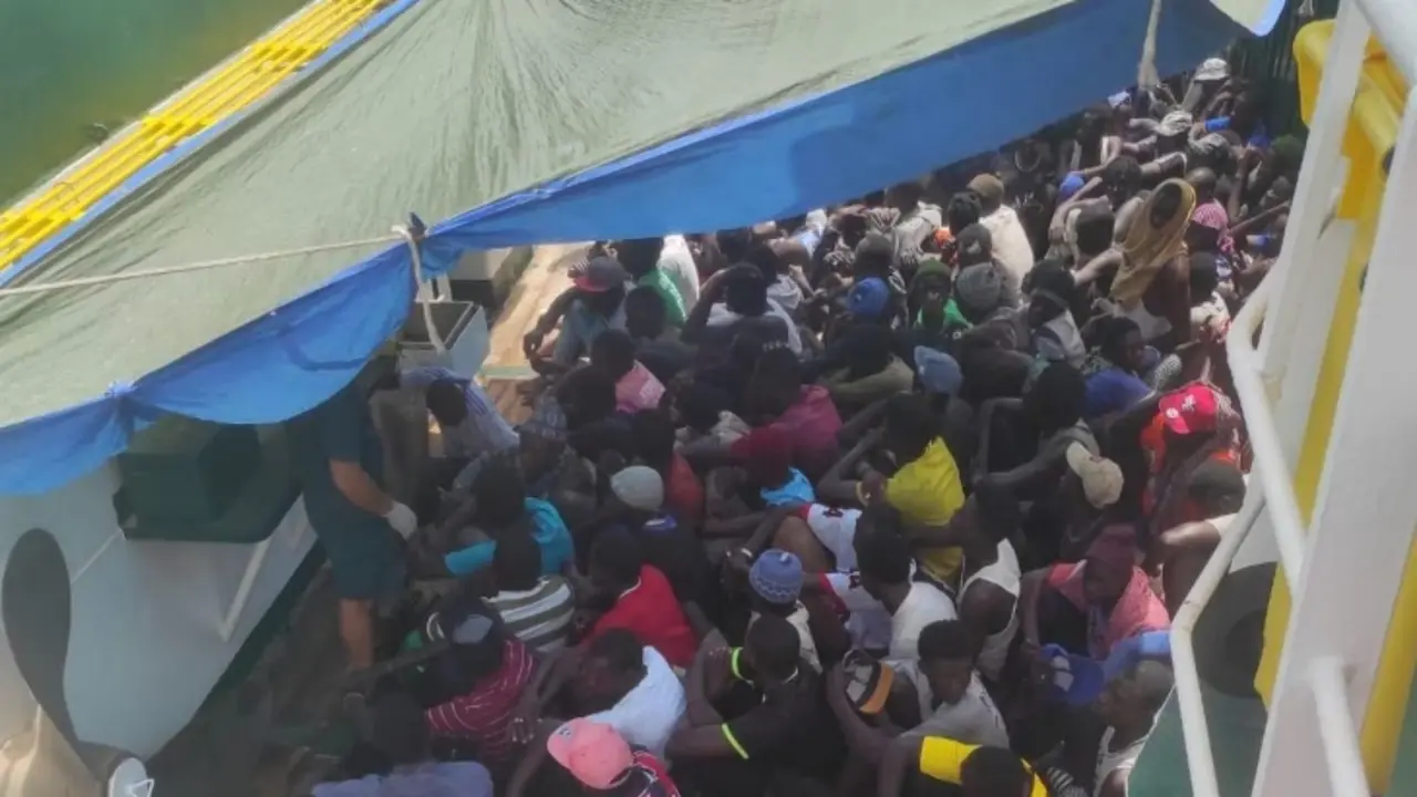 Los migrantes rescatados por la patrullera espa&ntilde;ola frente a un puerto de Mauritania. / X