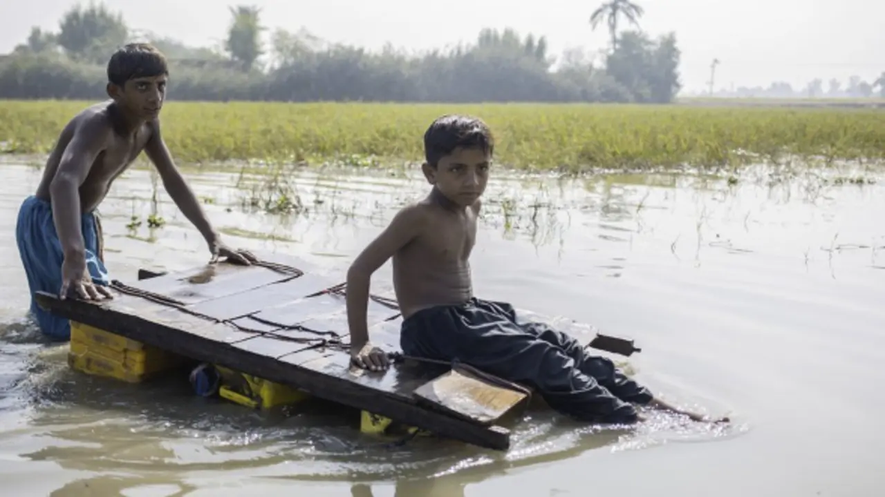 Unos ni&ntilde;os se dirigen a su casa en agua contaminada de una inundaci&oacute;n en Jacobabad, provincia de Sindh, Pakist&aacute;n. / UNICEF.