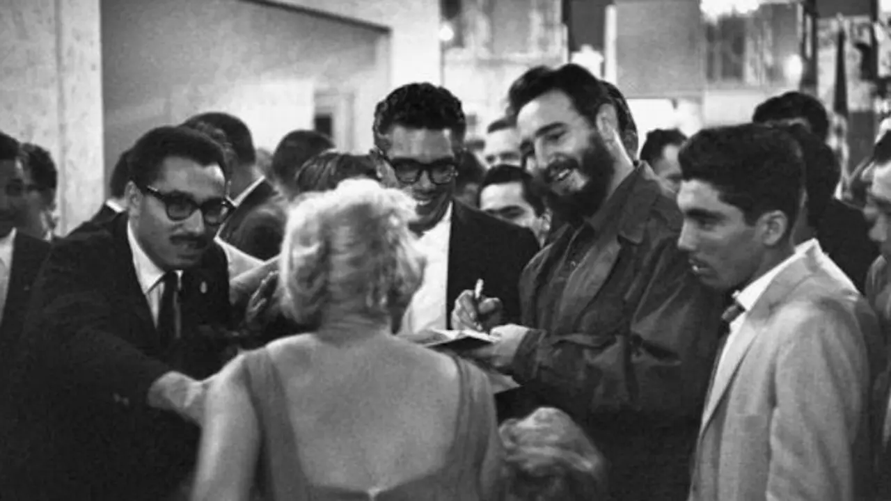 Fidel Castro rodeado de varios colaboradores incluyendo a Regino Boti. / RR SS.