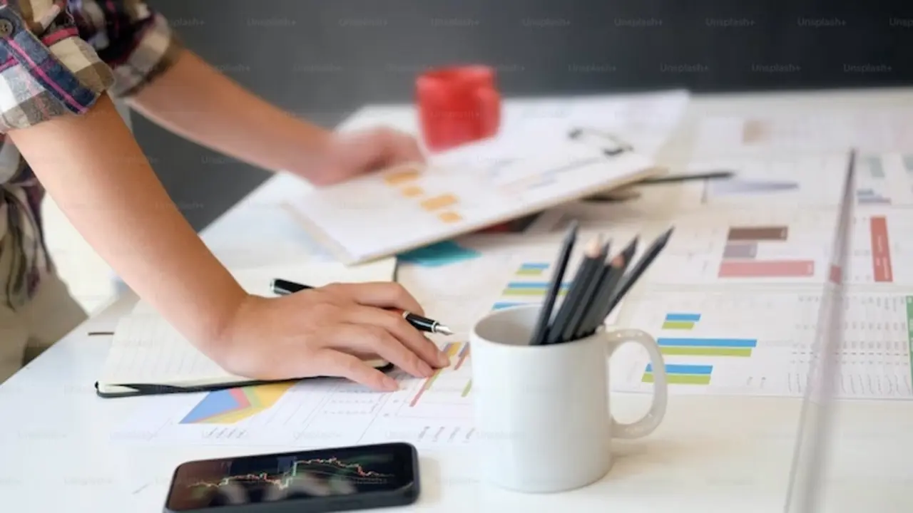 Persona revisando datos. / Unsplash