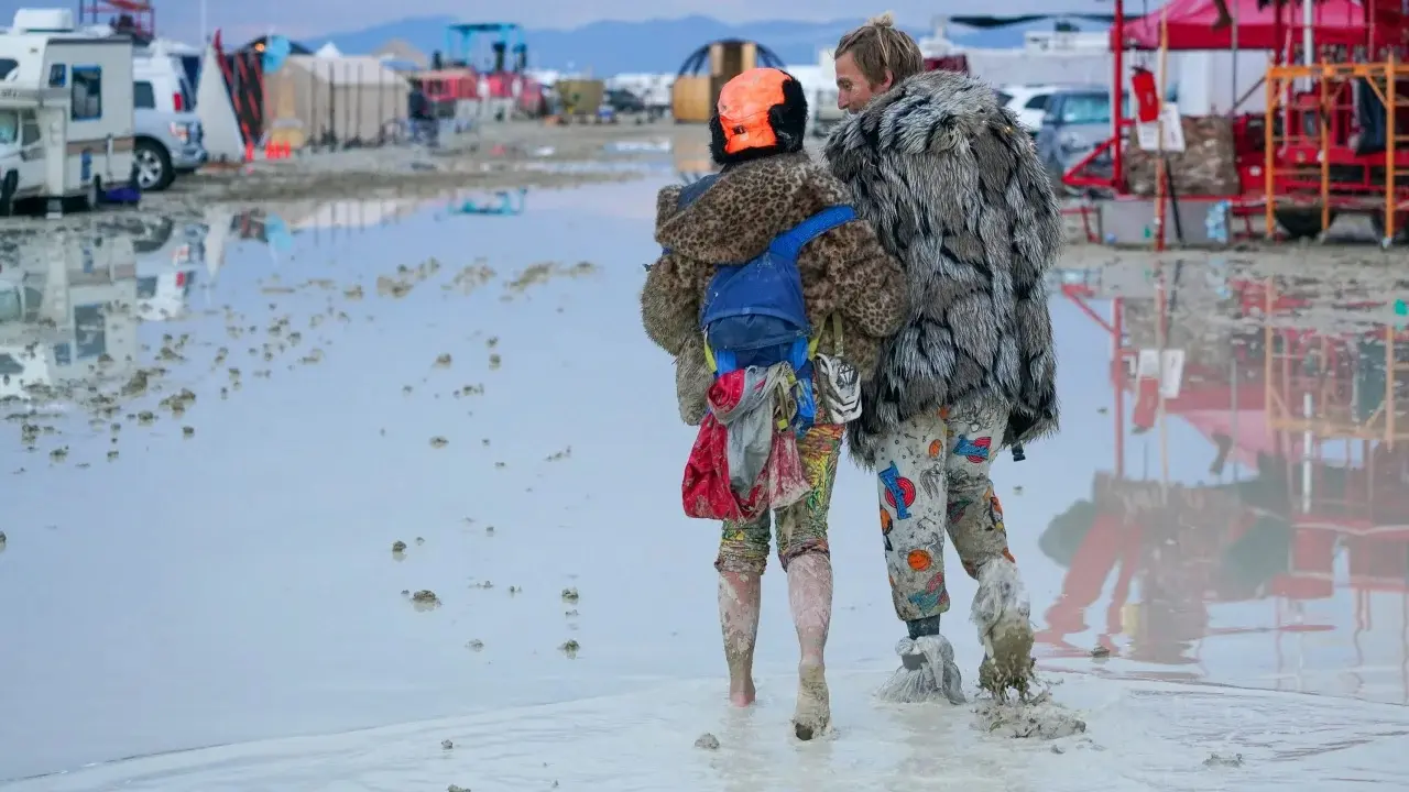 Asistentes al festival Burning Man en el desierto de Nevada, EE UU. / RR.SS