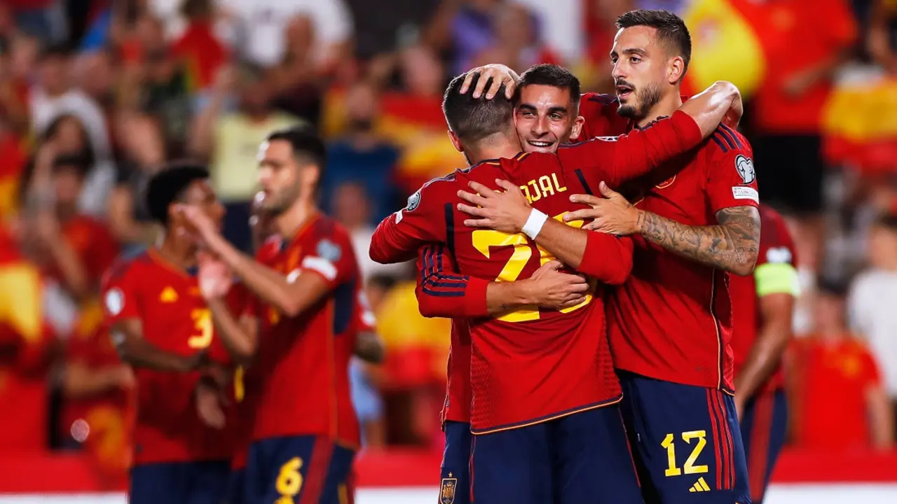 Ferr&aacute;n Torres y Joselu, se abrazan con Dani Carvajal. @SEFutbol