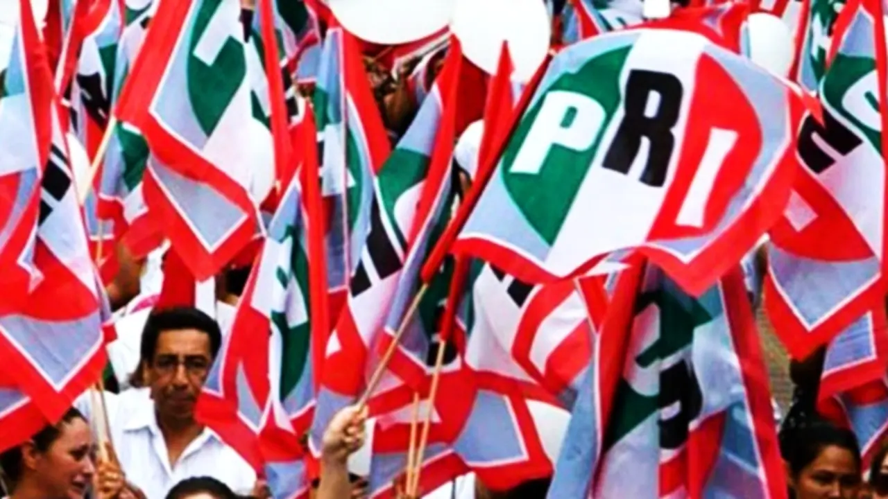 Banderas del PRI. / RR SS