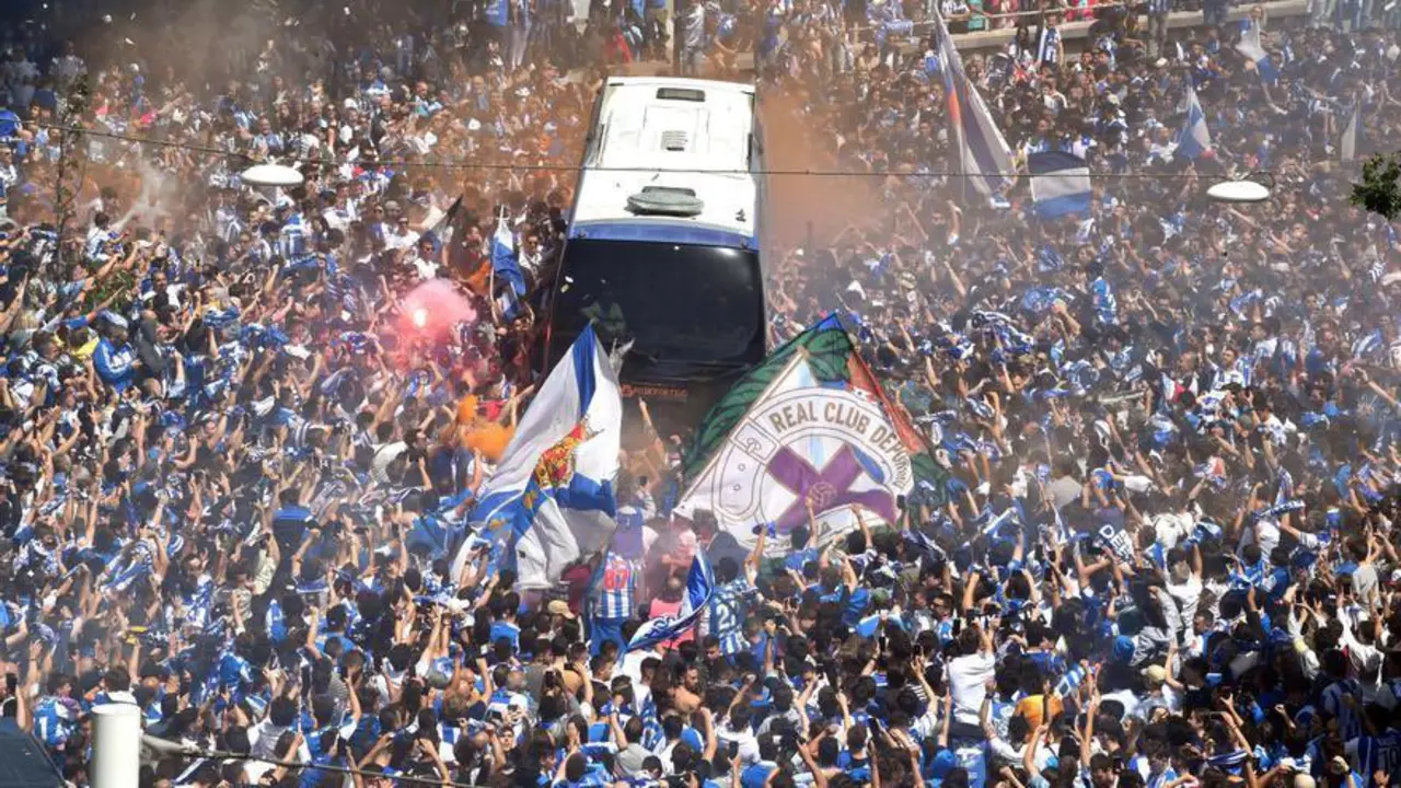 Aficionados del Deportivo recibiendo al autob&uacute;s del equipo antes de un partido. / @Twitter