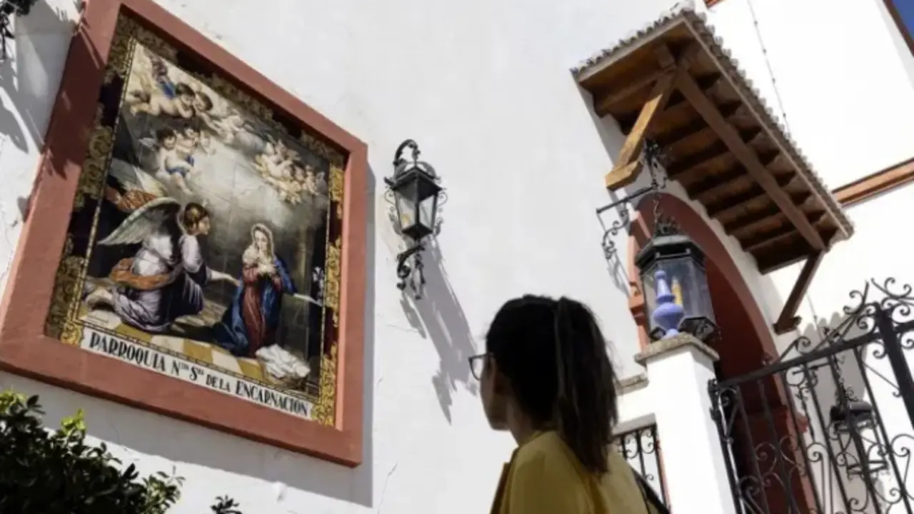 La Iglesia de la Encarnaci&oacute;n de la localidad de Yunquera, donde oficiaba misa el sacerdote malague&ntilde;o detenido, en una imagen de este lunes. / Captura de pantalla.