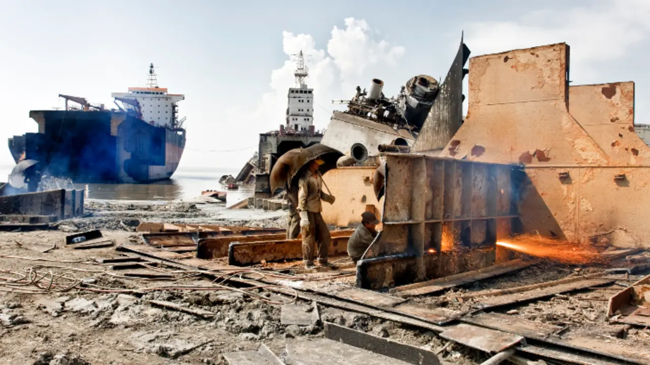 Hombres trabajando en un astillero de Chittagong. / RR SS.
