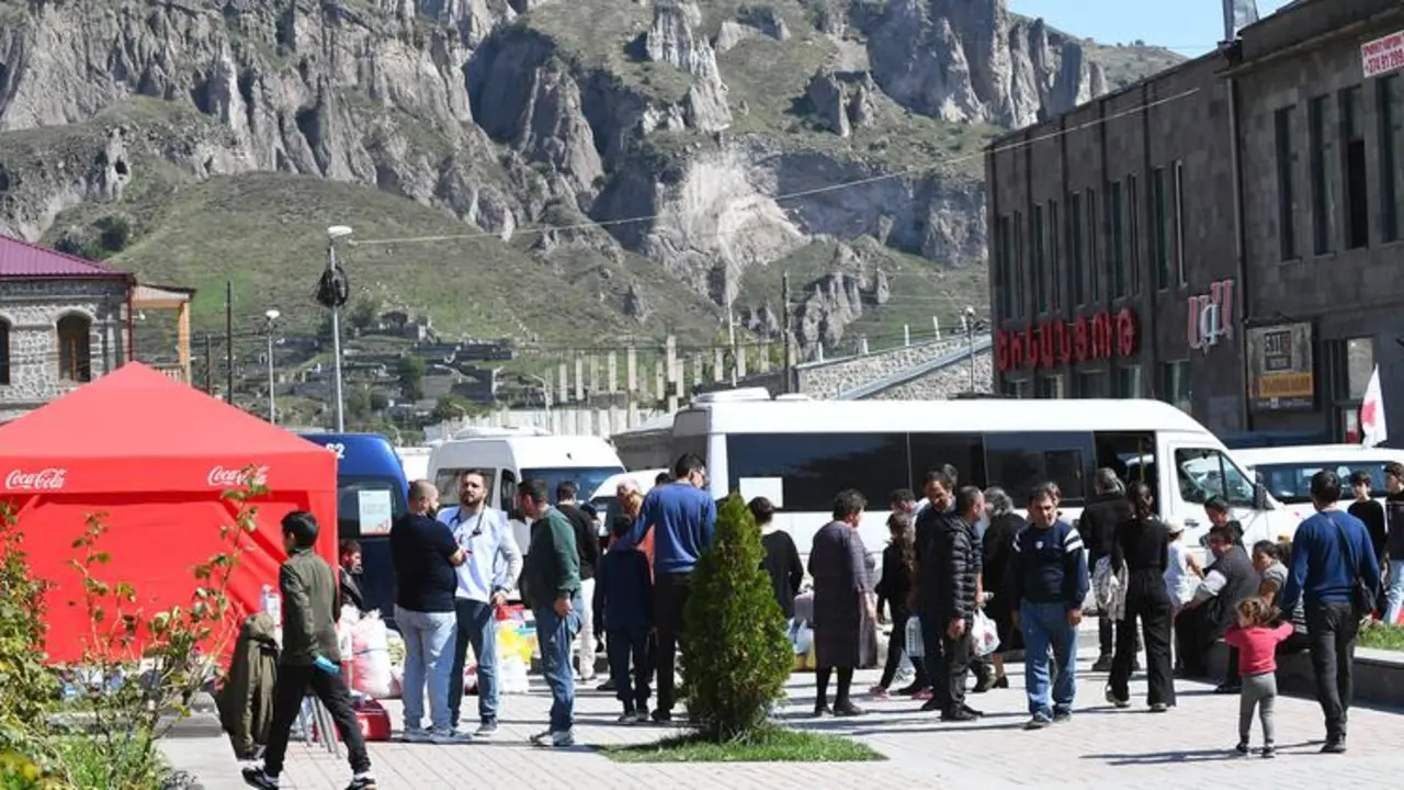 Refugiados armenios llegando al poblado de Goris, en Armenia. / ACNUR.