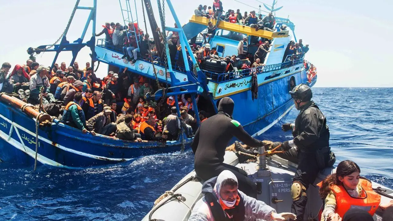 La Armada italiana rescata a un grupo de migrantes en el mar Mediterr&aacute;neo. / Guardia Costera de Italia.