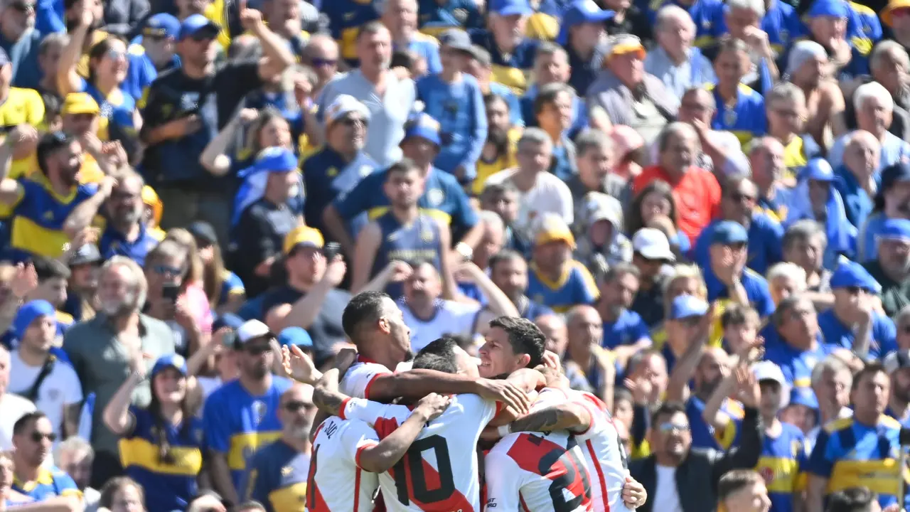 Jugadores de River Plate celebran uno de los goles a Boca Juniors. / @RiverPlate
