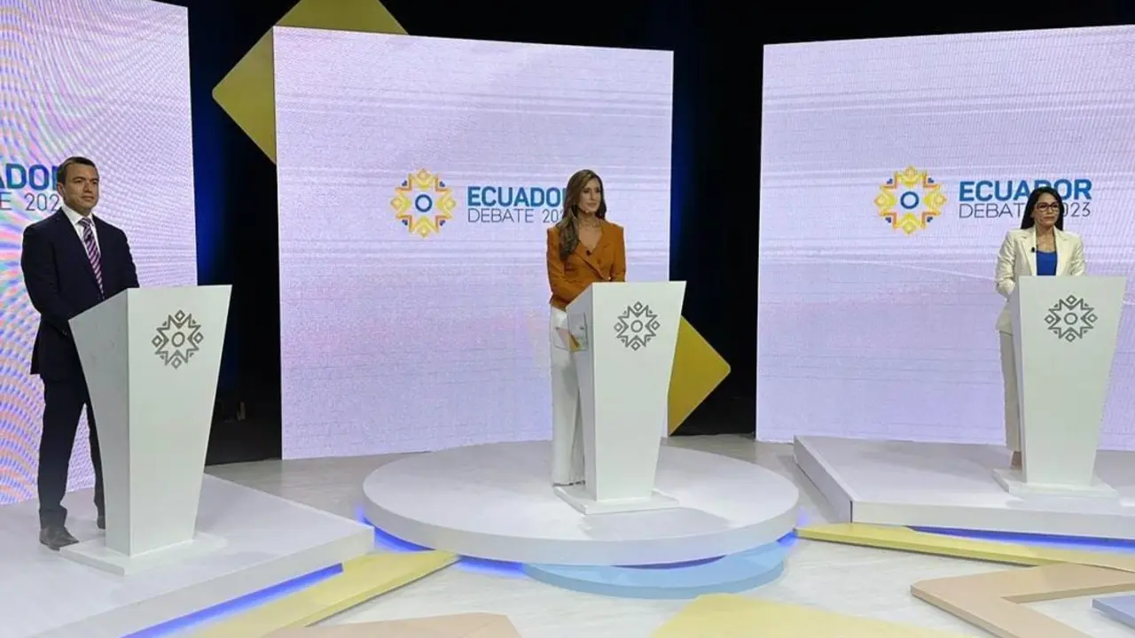 Daniel Noboa y Luisa Gonz&aacute;lez en el debate presidencial en Ecuador. /RR.SS.