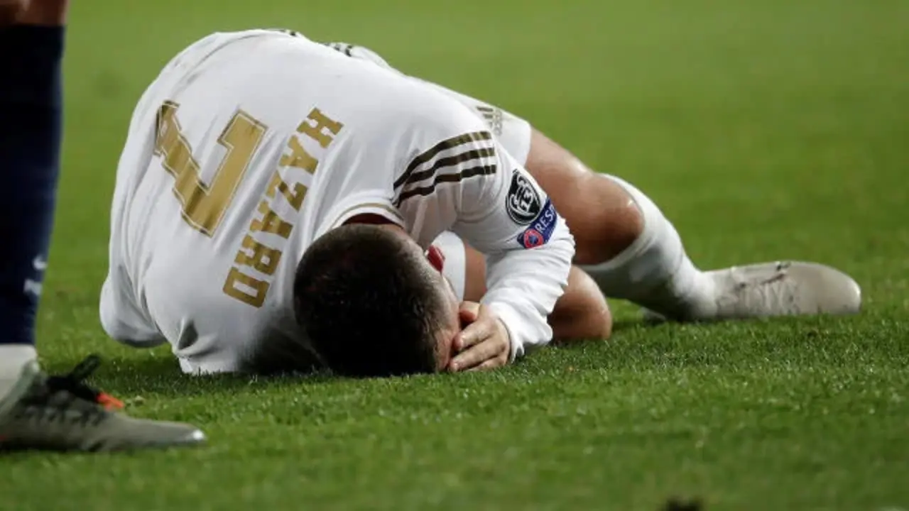 Hazard doli&eacute;ndose de una entrada. / @Twitter