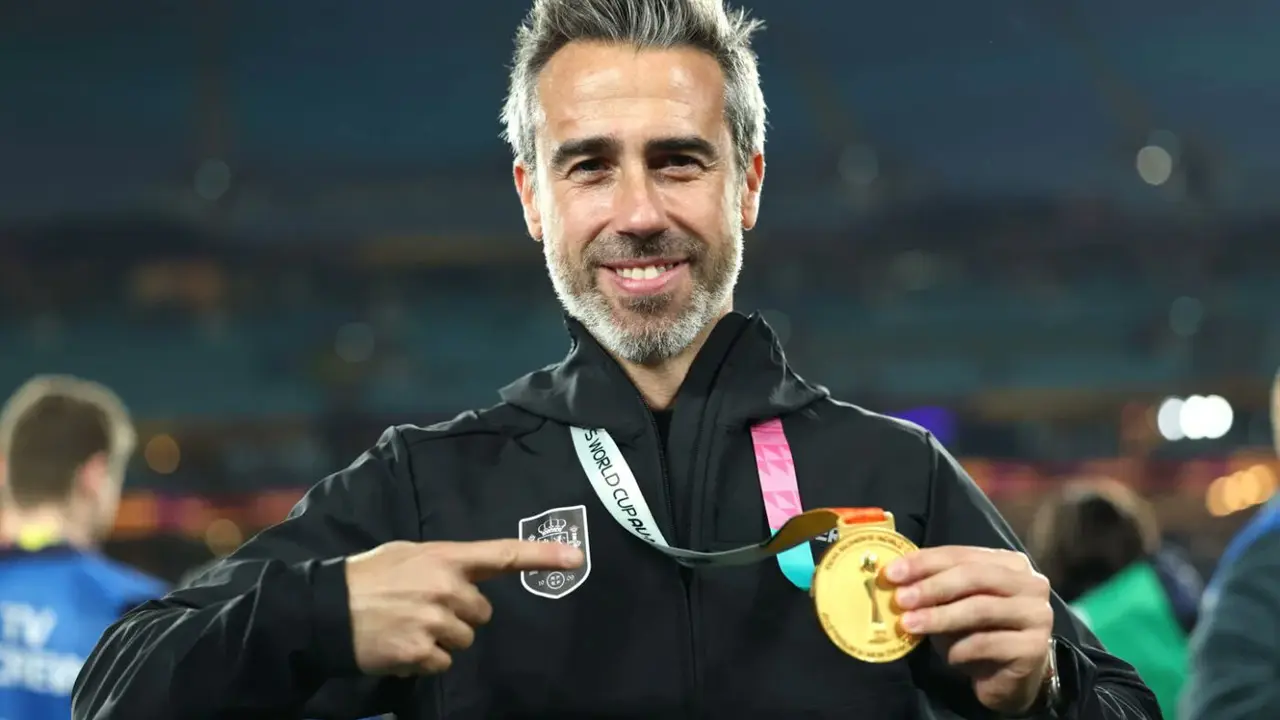 Jorge Vilda con la medalla de camp&eacute;&oacute;n del mundo. / @Twitter