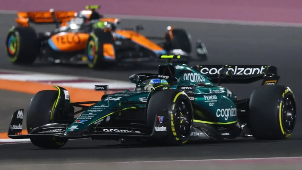 Fernando Alonso perseguido por uno de los McLaren. / @Twitter
