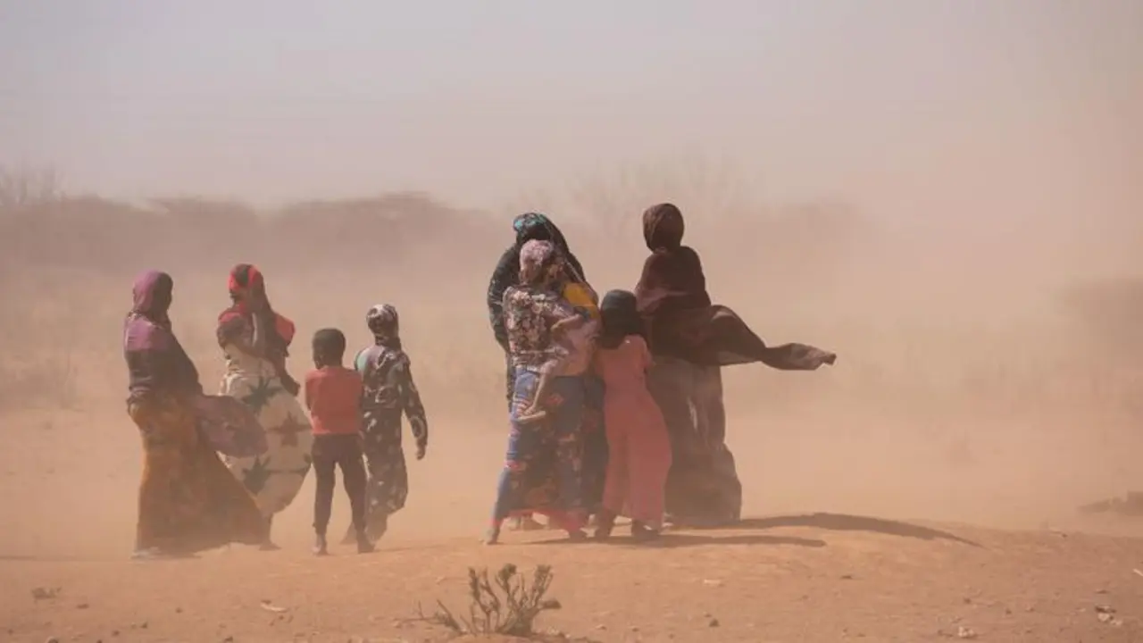 Mujeres y ni&ntilde;os en medio de una tormenta de arena en la regi&oacute;n Somali de Etiop&iacute;a. / UNICEF.
