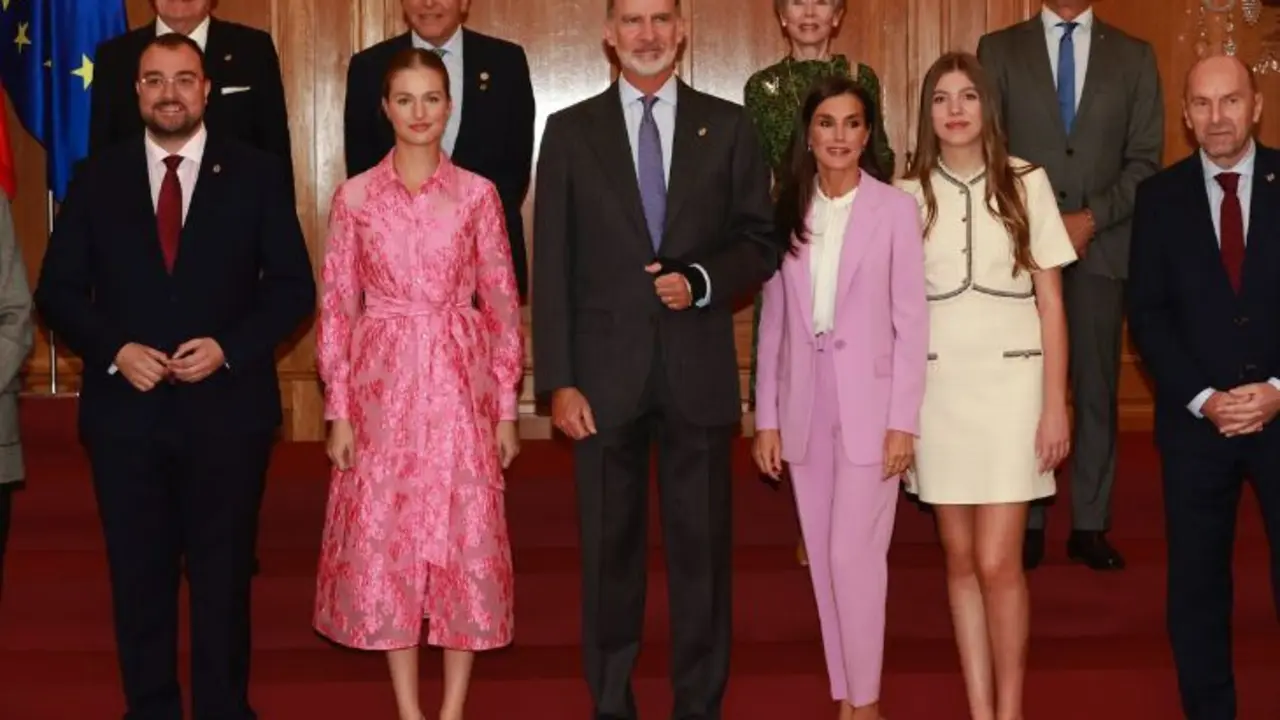 Los Reyes Felipe VI y Letizia, junto a la princesa Leonor y la Infanta Sof&iacute;a. / @casareal.