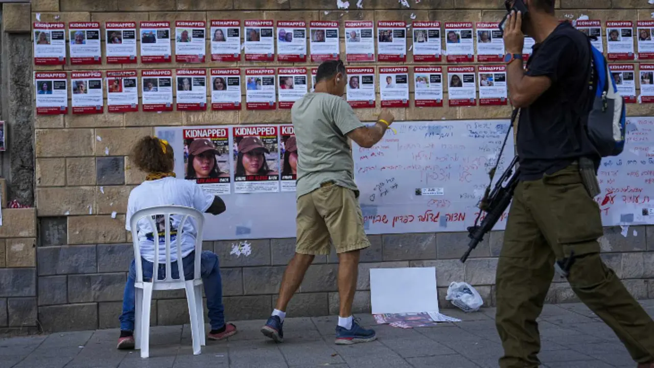 Muro con fotograf&iacute;as de los secuestrados por Ham&aacute;s en Israel. / RR.SS