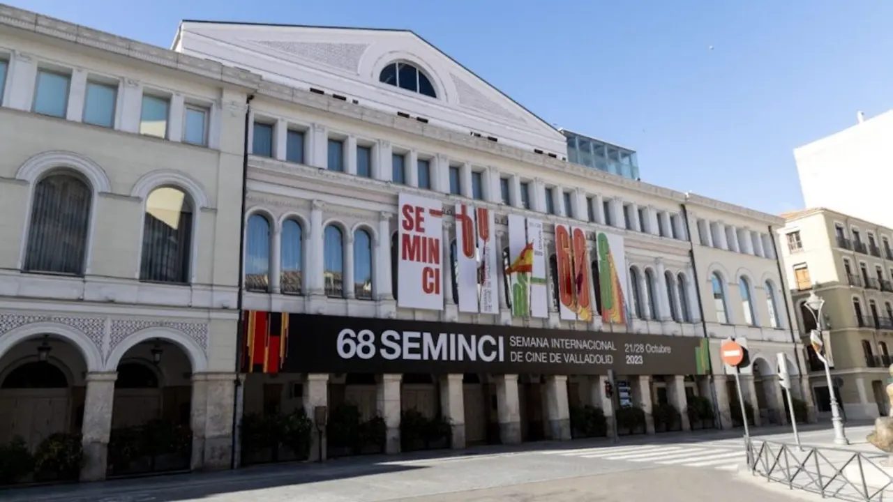 Teatro Calderon engalanado con la cartelería de la 68 edición de la Seminci. / Seminci