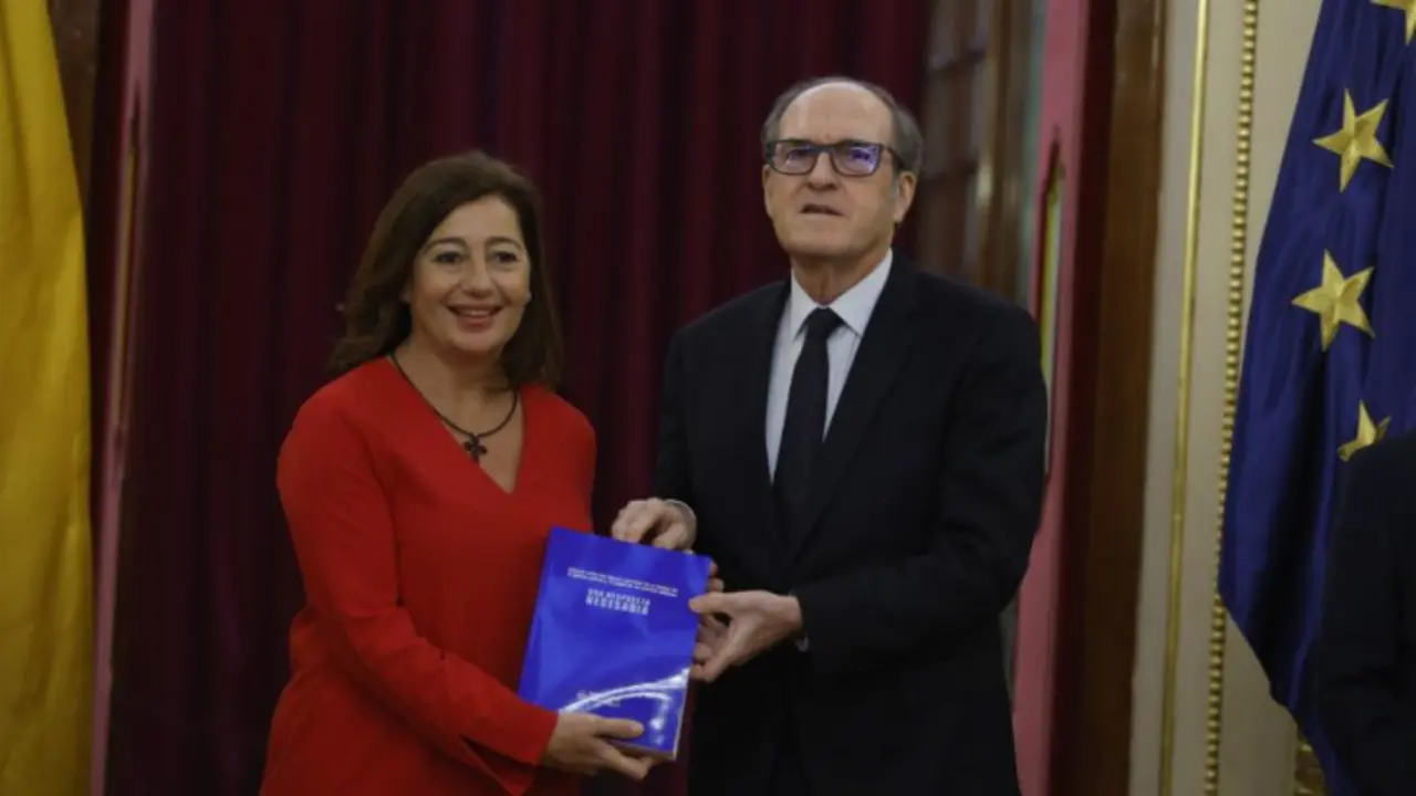 El Defensor del Pueblo y la presidenta del Congreso, durante la entrega del informe. / Congreso.es