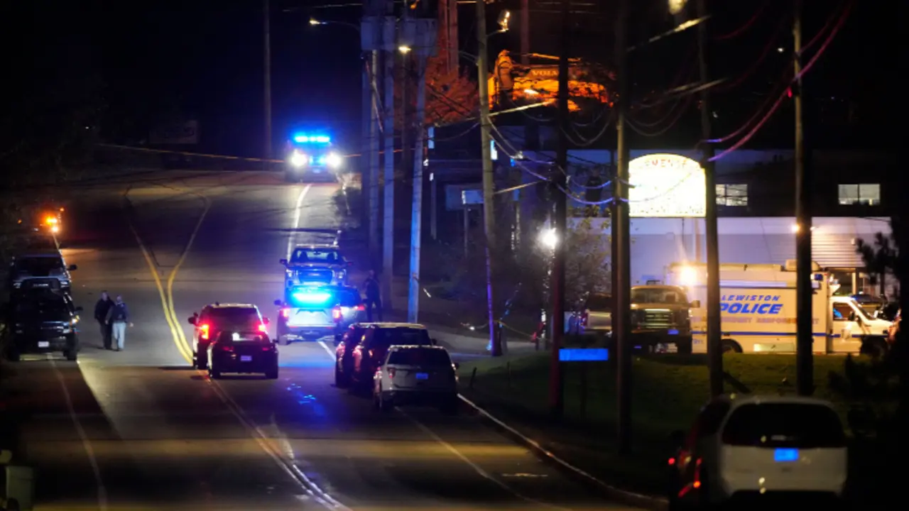 Patrullas de la polic&iacute;a de EE UU en el tiroteo en Lewiston, Maine. / RR.SS.