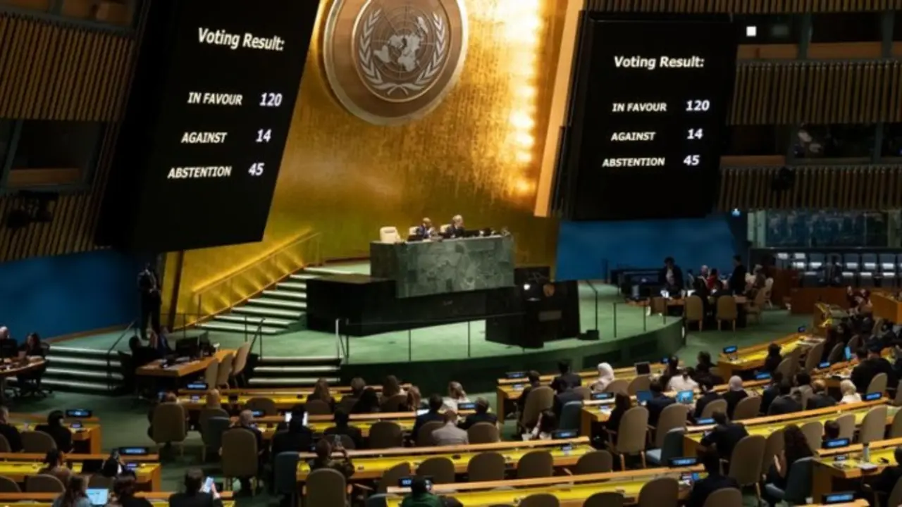 Los miembros de la Asamblea General votan una resoluci&oacute;n en la reanudaci&oacute;n de la 10&ordf; Sesi&oacute;n Especial de Emergencia sobre la situaci&oacute;n en los Territorios Palestinos Ocupados. / ONU.