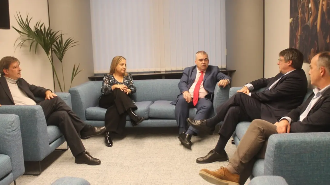 Delegaciones encabezadas por el secretario de Organización del PSOE y el president Carles Puigdemont, en Bruselas. / @psoe