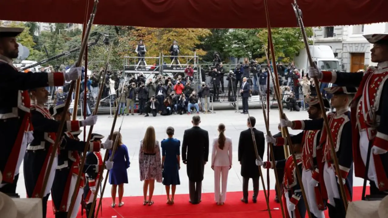 La heredera del trono jura la Constituci&oacute;n en el d&iacute;a de su 18&ordm; cumplea&ntilde;os en presencia de los Reyes y las altas autoridades del Estado. / Mundiario