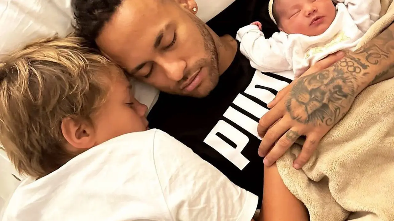 Neymar Jr. con sus dos hijos. / @neymarjr