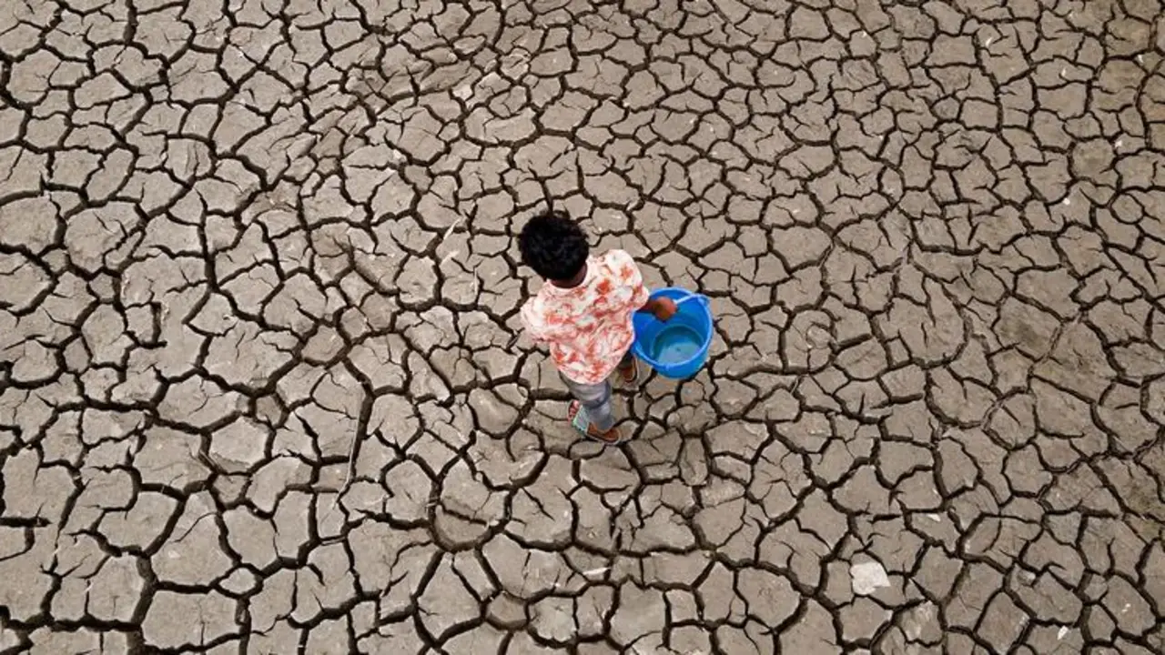 Un hombre se dirige a buscar agua en un reservorio en Satkhira, Bangladesh. / OMM.