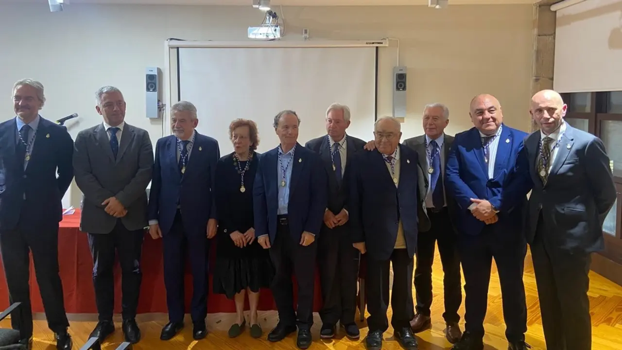 Miembros de la Academia Xacobea tras un acto solemne celebrado en Noia (A Coruña). / Mundiario
