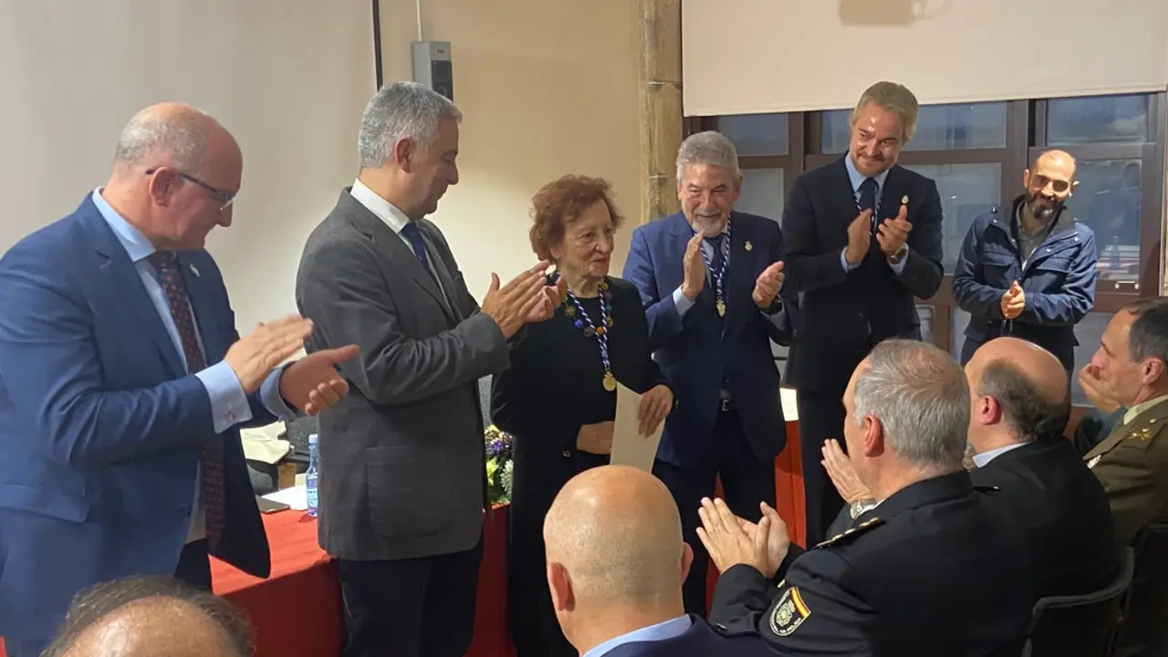 Aplausos a Maribel Outeiriño en la Academia Xacobea. / Mundiario