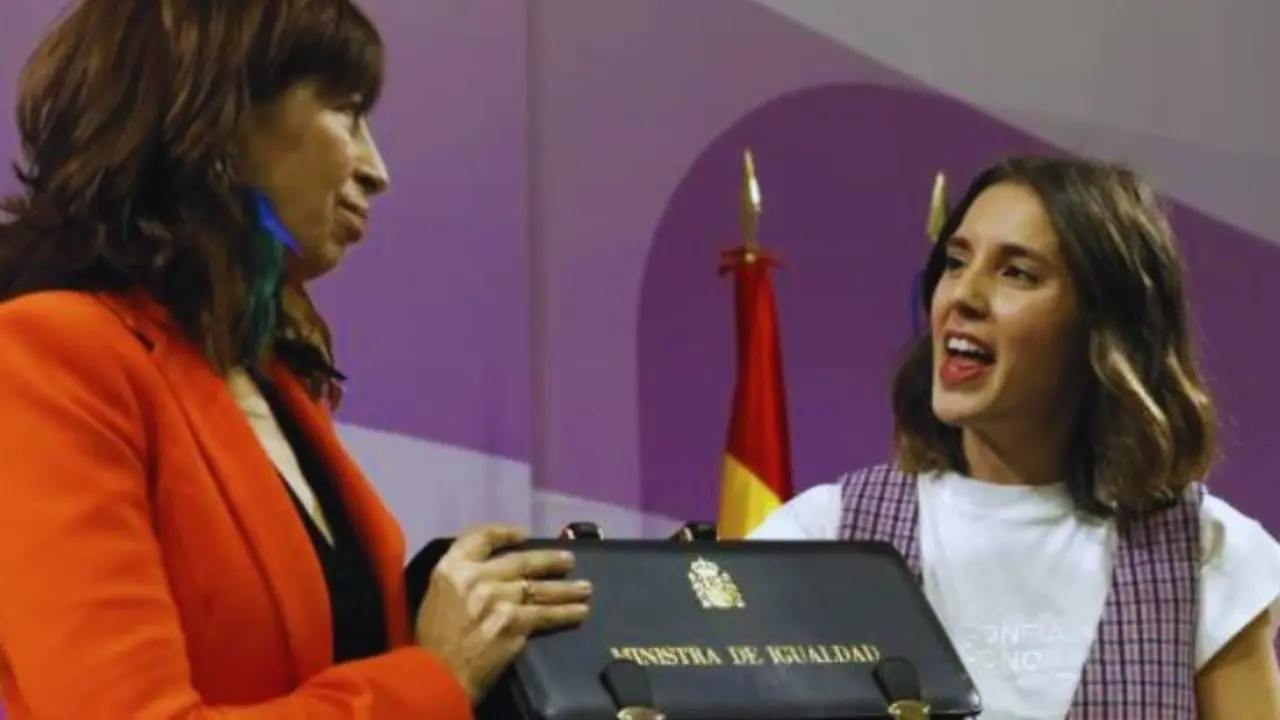 Ana Redondo e Irene Montero en el traspaso de la cartera de Igualdad. / RR SS.