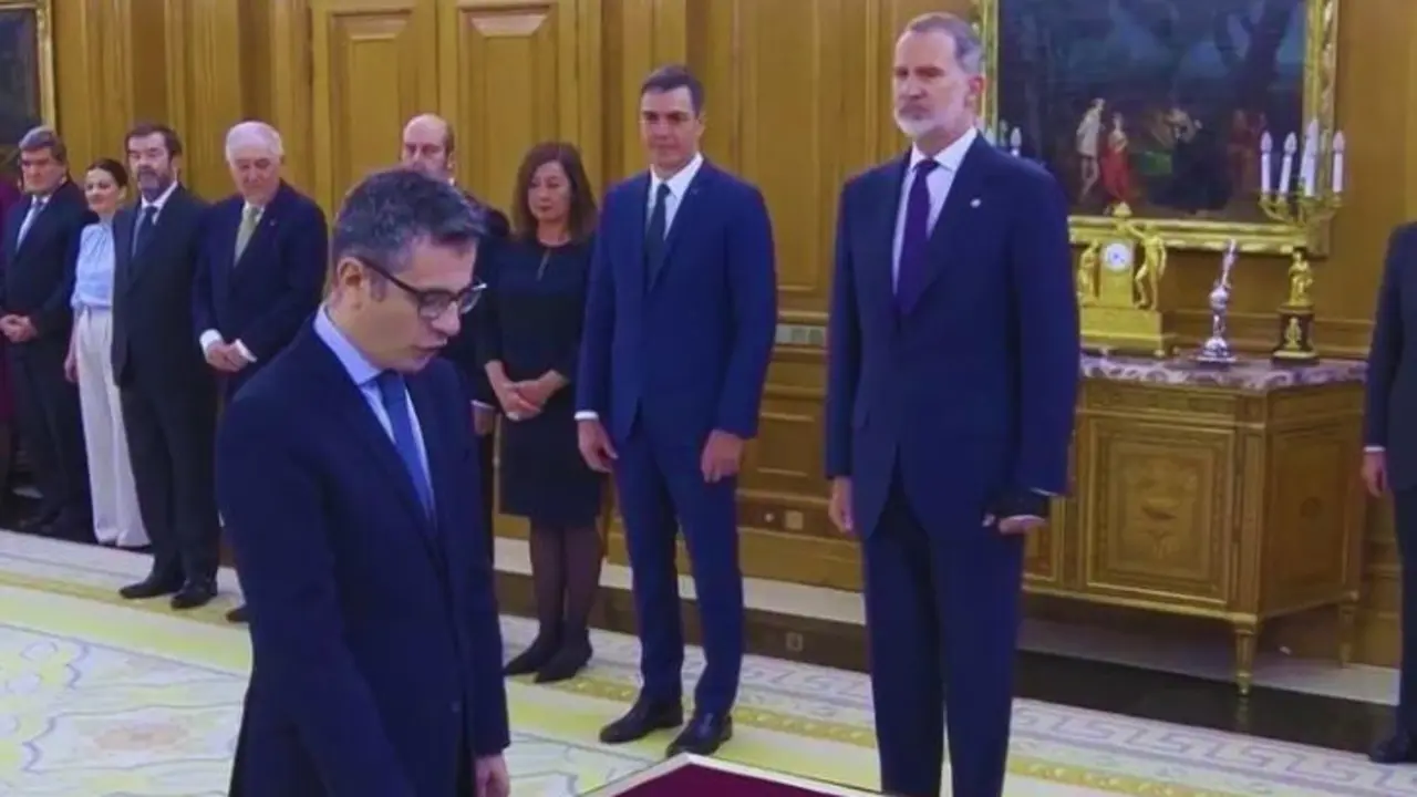 F&eacute;lix Bola&ntilde;os juramenta el cargo ante el Rey Felipe VI. / RR SS.